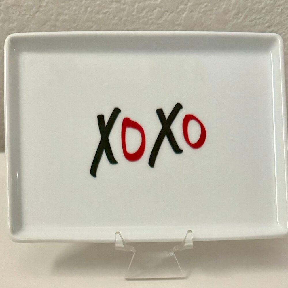 NWT PRIMA DESIGN PORCELAIN SMALL WHITE TRINKET TRAY PLATE DISH "XOXO" PRINTED